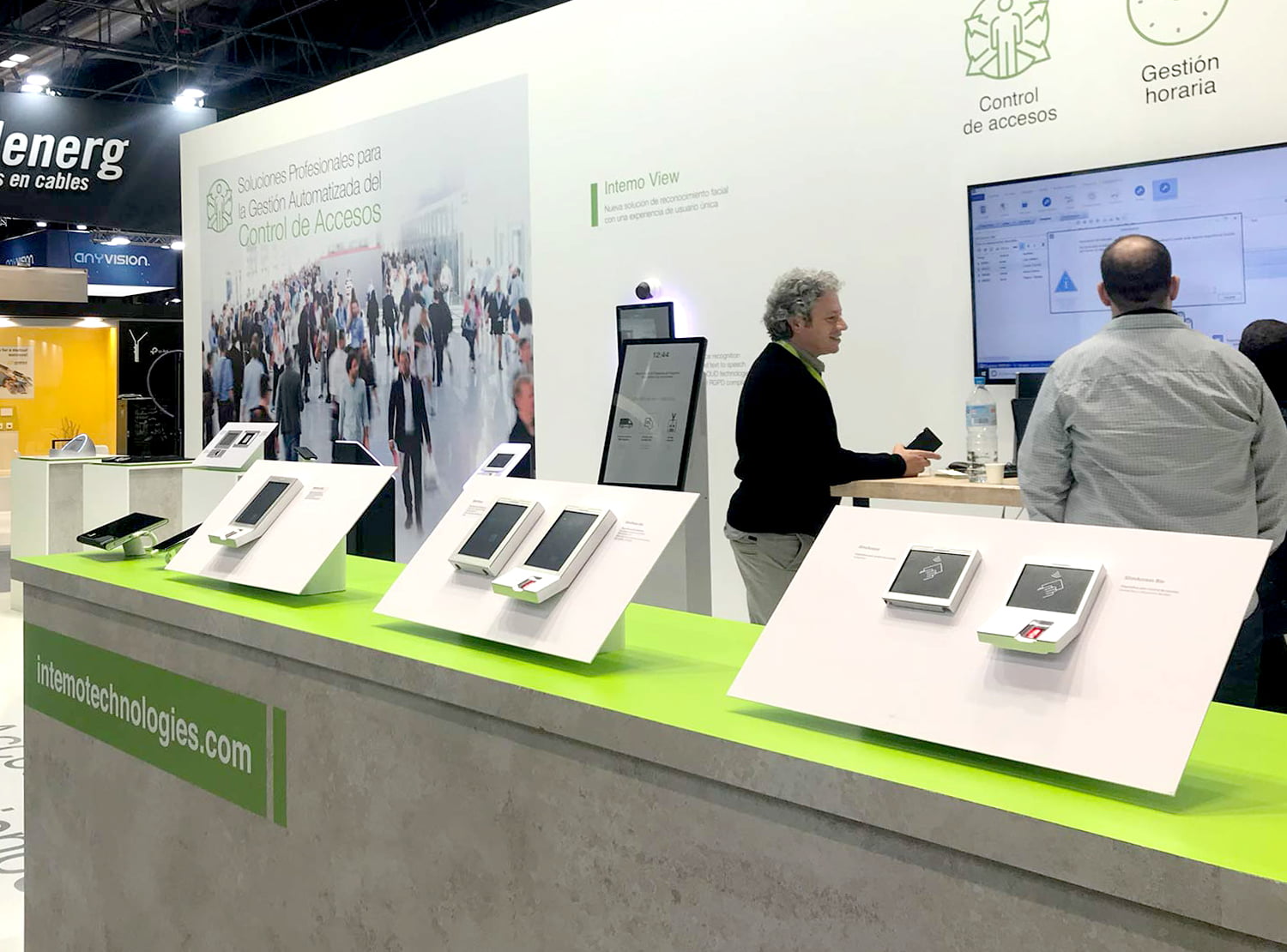 Distribución de productos dentro del stand.